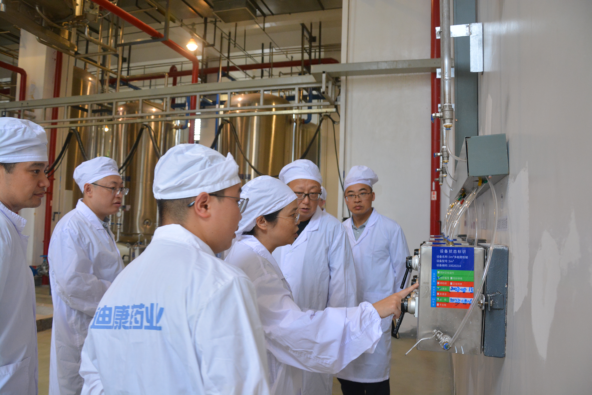 【企业新闻】同心·奋进——重庆市药品技术审评查验中心李霞主任、重庆市药监局行政审批处旷琳副处长一行莅临尊龙凯时-人生就是博中药帮扶指导